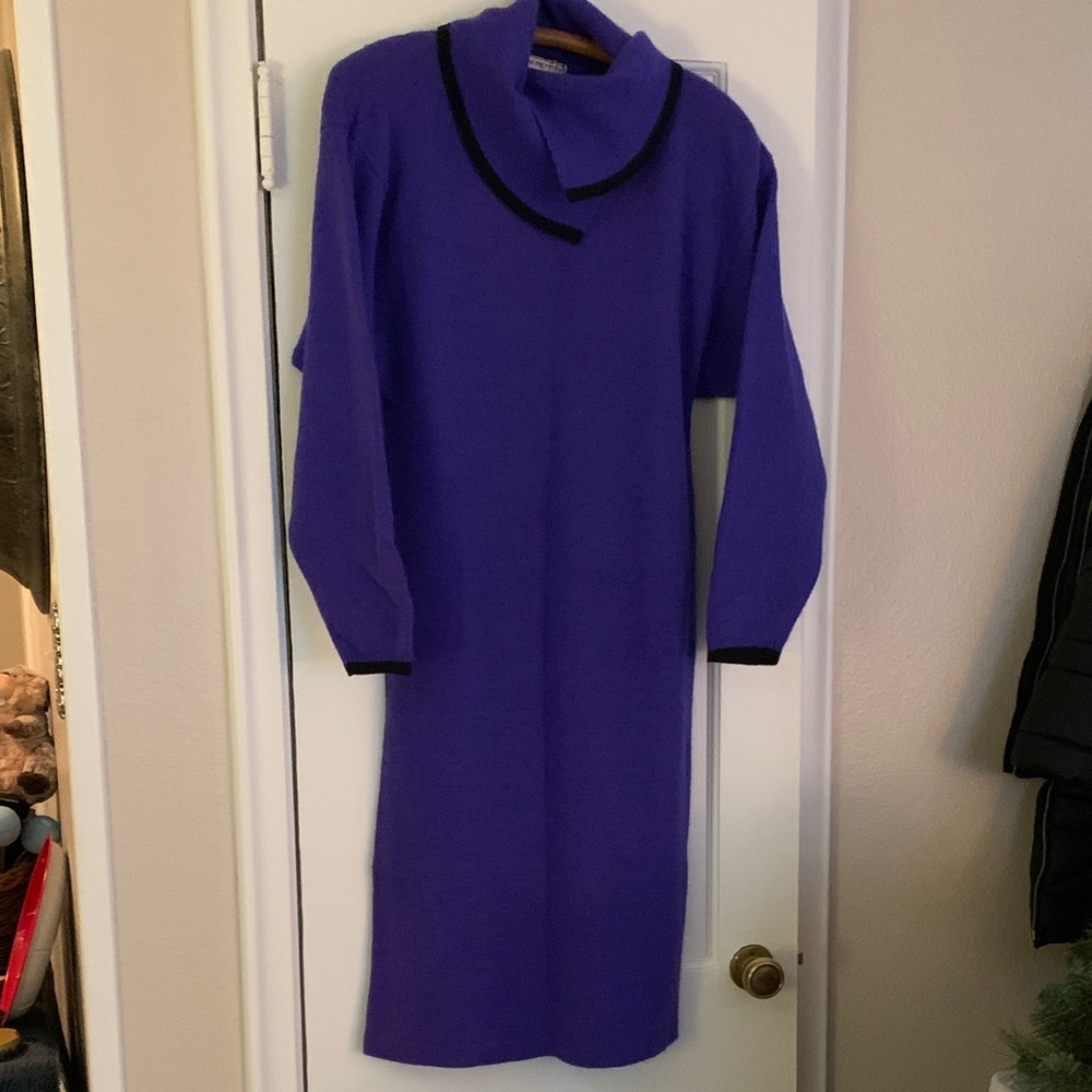 Fallani Petites Sweater Dress
Size L
Lambswool blend, with shoulder pads! 🙃